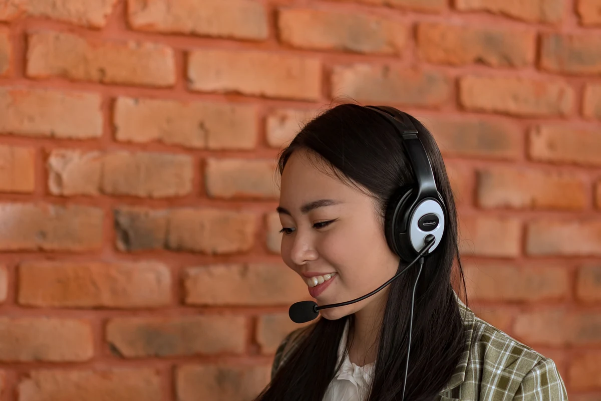 Sprachmittlerin mit Headset und Unterlagen